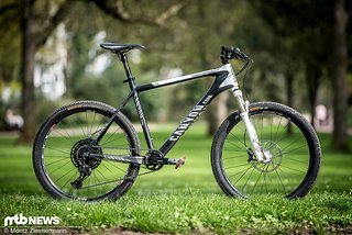 Unser Testbike: ein 2013er (!) Hardtail (!!) mit 26"-Laufrädern (!!!) Unser Testbike: ein 2013er (!) Hardtail (!!) mit 26"-Laufrädern (!!!)
