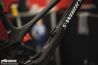 Basierend auf der Verkabelung kann man davon ausgehen, dass sich der noch nicht eingebaute Dämpfer vom Cockpit aus steuern lässt.