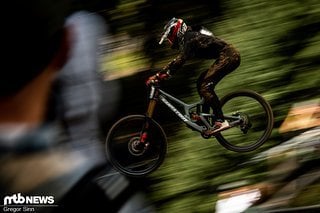 Der Regenschauer pünktlich zum Beginn der Elite-Klasse forderte auf dem rutschigen Bikepark-Boden prompt erste Opfer.