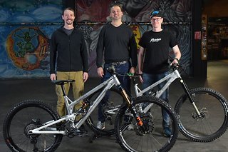 Wir wünschen dem ganzen EMRG Team noch viel Spaß mit den schicken Bikes! Wir wünschen dem ganzen EMRG Team noch viel Spaß mit den schicken Bikes!