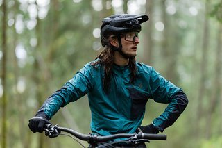 Katastrophale Wetterbedingungen sind noch lange kein Grund, keinen Spaß auf dem Trail zu haben. Specialized hilft euch dabei.