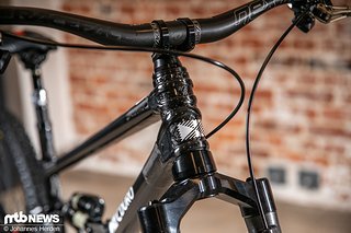 Die Carbon-Rohre werden zunächst maschinell gewickelt und anschließend per Integrated Loop Technology miteinander verbunden und verklebt Die Carbon-Rohre werden zunächst maschinell gewickelt und anschließend per Integrated Loop Technology miteinander verbunden und verklebt