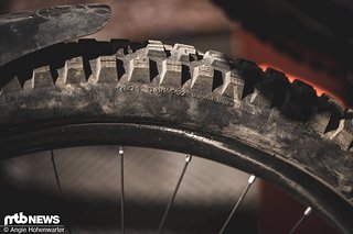 Finden wir in jedem Fall interessant. Der Vorderreifen am Propain Rage sieht sehr prototyp-ig aus.