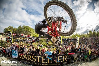 Patrick Schweika fliegt wenige Zentimeter an der Kamera vorbei