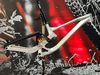 Der neue Intense Prototyp setzt auf einen Highpivot-Hinterbau und Mullet-Laufräder. Der neue Intense Prototyp setzt auf einen Highpivot-Hinterbau und Mullet-Laufräder.