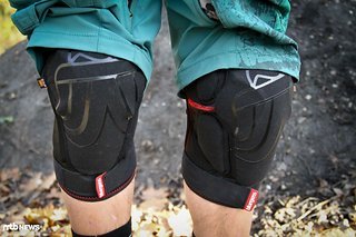 Die Schoner sitzen stramm, doch vor dem Knie ist bei leicht gestrecktem Bein einiges an Luft, bevor der Schoner anliegt