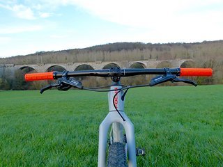 90 mm Vorbau und ein 720 mm Lenker, keine Experimente bitte. 90 mm Vorbau und ein 720 mm Lenker, keine Experimente bitte.
