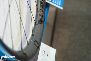 Eine asymmetrische Anordnung der Speichenbohrungen soll für eine erhöhte Steifigkeit sorgen.