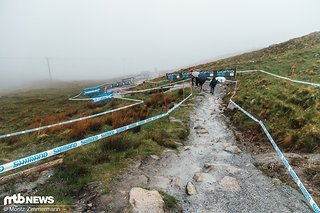 Auch die flachen und in Videos oft leicht aussehenden Passagen rütteln Bike und Passagier ordentlich durch