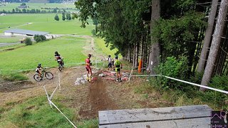 Training der XC-Fahrer auf der Red Line - Blick vom Drop aus ins Steinfeld Training der XC-Fahrer auf der Red Line - Blick vom Drop aus ins Steinfeld