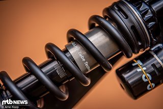 Die Ramp Up Tube im Tigon sorgt für eine deutlich früher einsetzende Progression als etwa der HBO von RockShox.