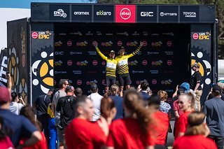 Glückwunsch Nino Schurter und Filippo Colombo. Morgen gehts mit knappen elf Sekunden Vorsprung weiter! Glückwunsch Nino Schurter und Filippo Colombo. Morgen gehts mit knappen elf Sekunden Vorsprung weiter!