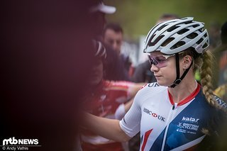 Evie Richards macht vor dem Start einen entspannten Eindruck