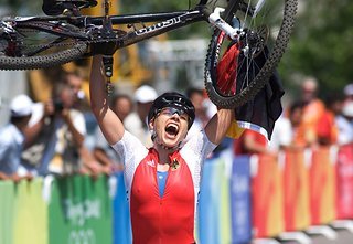 Das Highlight der deutschen MTB-Geschichte schlechthin: Sabine Spitz triumphiert nach einem äußerst souveränen Rennen in Peking bei den Olympischen Spielen 2008