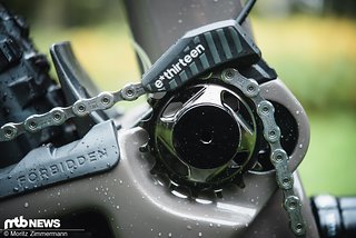 Damit die Kette nicht vom Umlenkröllchen fallen kann, kommt eine Custom-Kettenführung von e*thirteen zum Einsatz. Damit die Kette nicht vom Umlenkröllchen fallen kann, kommt eine Custom-Kettenführung von e*thirteen zum Einsatz.