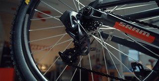 Brandon Semenuk fährt an seinem Bike eine Blackbox AXS-Schaltung mit kurzem Käfig. Brandon Semenuk fährt an seinem Bike eine Blackbox AXS-Schaltung mit kurzem Käfig.
