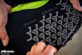 Diese Gridskin Applikationen sollen den Fahrer im Sturzfall vor Abrieb schützen und die auftretenden Kraft verteilen Diese Gridskin Applikationen sollen den Fahrer im Sturzfall vor Abrieb schützen und die auftretenden Kraft verteilen