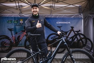 Unser glücklicher eMTB-News-Gewinner Hannes hat vor Ort den Hauptpreis der User Awards-Verlosung bei eMTB-News abgeholt