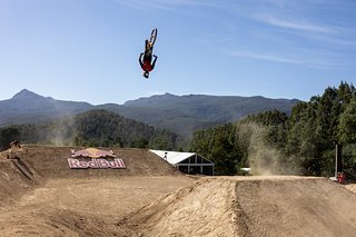 Und weil es so schön war, hier noch einmal der Backflip von Matt Jones.