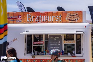 Und, na klar – es gab Bratwurst. Die Preisgestaltung von $13 für eine Wurst im kleinen Brötchen allerdings empfanden wir als leicht übertrieben. Und, na klar – es gab Bratwurst. Die Preisgestaltung von $13 für eine Wurst im kleinen Brötchen allerdings empfanden wir als leicht übertrieben.