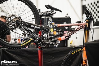 Die Frener Lina ist auf einem schicken Norco-Prototyp in Rosa unterwegs.