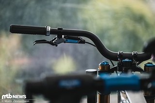Darf bei Mondraker natürlich nicht fehlen: Der Lenker von Dakotah Norton mit absurd hohem Rise.