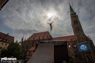 Hoch über den Dächern Nürnbergs findet die Action beim District Ride statt.