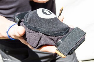 Auf die Proportionen achten: der 661 Air Ellbogenschoner ist kaum größer als eine Hand und soll dennoch alle wichtigen Punkte am Ellbogen schützen