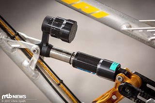 Nicht nur die Optik ist unkonventionell, auch technisch soll der Dämpfer anders aufgebaut sein. Nicht nur die Optik ist unkonventionell, auch technisch soll der Dämpfer anders aufgebaut sein.