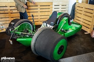 Das Aqua Quad ist ein amphibisches Fahrrad: Vorne befinden sich zwei Schwimmkörper für eine stabile Schwimmlage und guten Bodenkontakt, wenn man an Land fährt