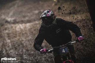 Wenn der Matsch über den Helm spritzt, ist das grundsätzlich immer ein gutes Zeichen.