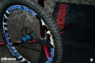 Sogar die Felgen kommen im Kuhflecken-Design
