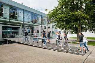 Auf geht's zu unserem ersten Besuch bei adidas. Auf geht's zu unserem ersten Besuch bei adidas.