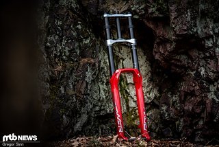Die RockShox Boxxer Ultimate bietet 200 mm Federweg und ist für 29"- oder 27,5"- Laufräder sowie in schickem Rot oder schlichtem Schwarz verfügbar