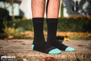 Die Endura Hummvee wasserdichten Socken sollen dank einer 8000er Wassersäule Nässe keine Chance geben und dabei noch für ein angenehmes Fußklima sorgen