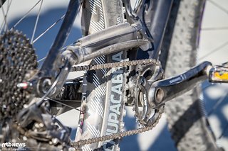 Durch die spezielle Konstruktion ist jetzt bei akzeptablem Q-Faktor und 148 mm Hinterradnabe eine vernünftige Kettenlinie bei guter Reifenfreiheit erreichtbar