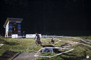 Rachel Atherton musste sich für ihre erste Trainingsabfahrt dank roter Flagge etwas gedulden, gab dann aber direkt Gas.