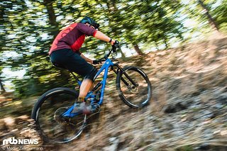 Bergauf geht es aufgrund des satten Bike-Gewichts kontrolliert, aber gemütlicher, als es hier aussieht. Bergauf geht es aufgrund des satten Bike-Gewichts kontrolliert, aber gemütlicher, als es hier aussieht.