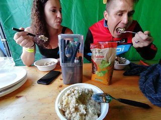 „Power-Porridge“ als Frühstück von Andy vor dem Rennen. Meine Schwester Eva stärkte sich ebenfalls, um uns zu betreuen.