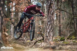 Auf dem Trail fühlt man sich an Bord des Ibis Ripley schnell wohl und ist mit einem verspielten Fahrstil gut beraten. Auf dem Trail fühlt man sich an Bord des Ibis Ripley schnell wohl und ist mit einem verspielten Fahrstil gut beraten.