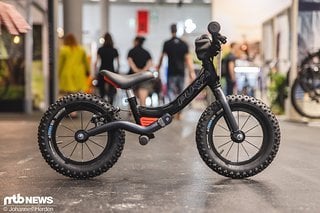 Noch ein Fahrrad ohne Pedale für die ganz Kleinen: Das gefederte Mini-Bike von Puky sieht stylish aus.