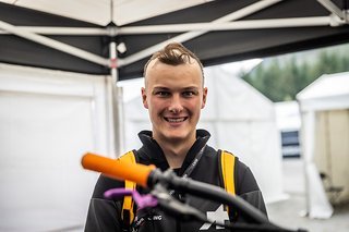 Obs Glück bringt? Mike startet mit neuer Frise ins Training. Obs Glück bringt? Mike startet mit neuer Frise ins Training.