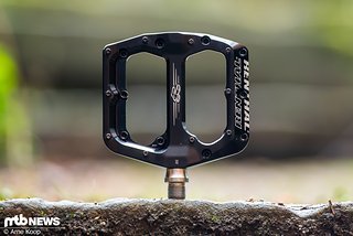 Mit seinem guten Grip kann das Renthal-Pedal auf dem Trail überzeugen.