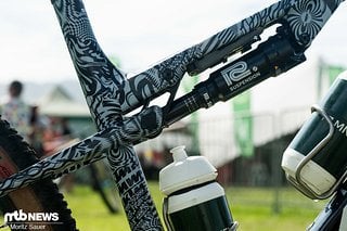 Was nach einem außergewöhnlichen Dämpfer aussieht, ist in Wahrheit lediglich ein getunter RockShox SIDLuxe-Dämpfer.