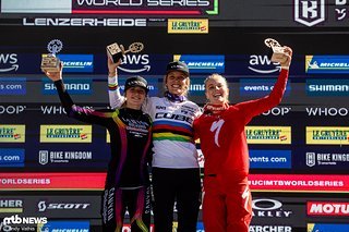 Das Podium der Juniorinnen: Rosa Zierl (Mitte) gewinnt vor Aletha Ostgaard (links) und Rosa Marie Jensen (rechts).