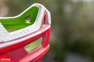 Keine Kompromisse: Der Kinnbügel fällt genau so voluminös wie bei anderen Fullface-Helmen aus