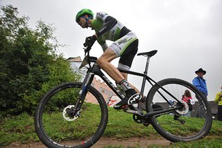 Aufgrund der Regenfälle der letzten Tage war eine 3,4 Kilometer lange Trail-Passage unfahrbar und wurde aus der Prologstrecke herausgenommen.
