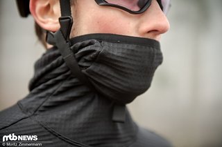 Die integrierte Kapuze kann auch als Halstuch verwendet werden. Die integrierte Kapuze kann auch als Halstuch verwendet werden.