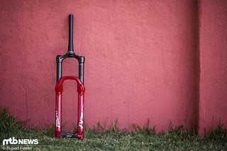 Die RockShox Lyrik Ultimate-Federgabel soll mit 160 mm Hub für ordentlich Fahrspaß und Geschwindigkeit sorgen.