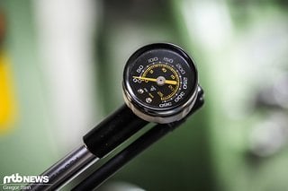 Die Topeak Pocket Shock DXG Dämpferpumpe verfügt über ein fein ablesbares Manometer und kann bis zu 360 psi Druck aufbauen.